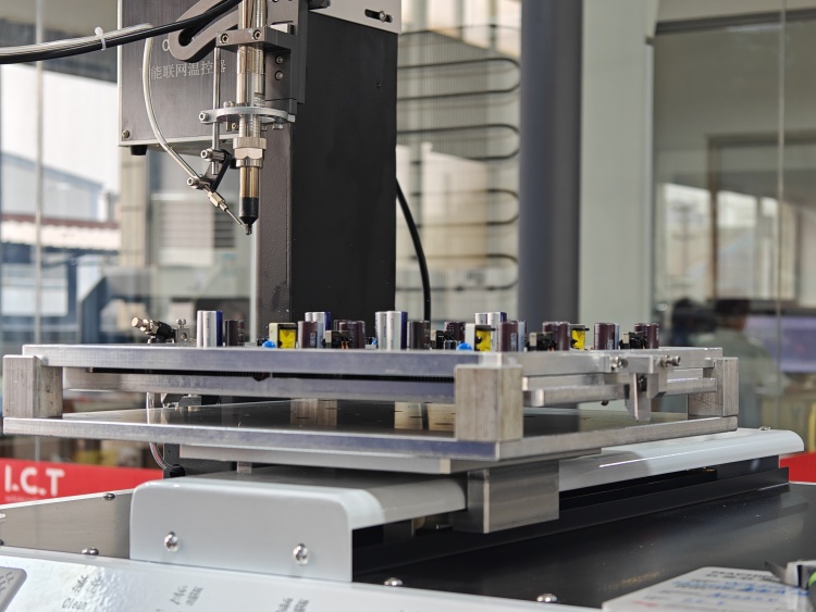 ICT-juottorobotin n&auml;ytetesti 02