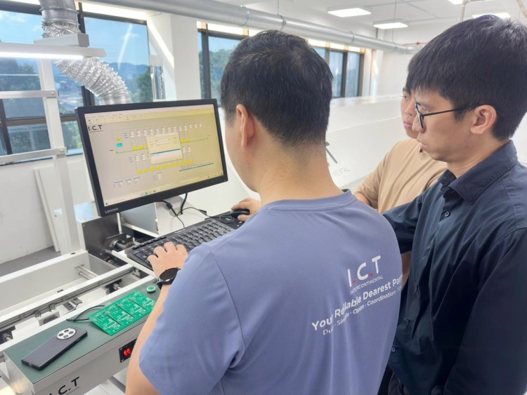 Paikan p&auml;&auml;ll&auml; tapahtuva asennus ja insin&ouml;&ouml;rikoulutuksen tuki