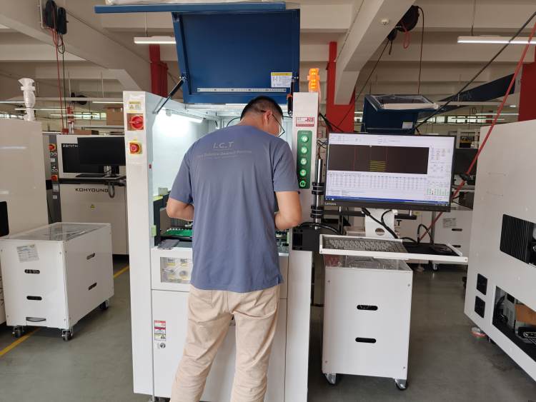 ICT-insin&ouml;&ouml;ri suorittaa kuljetusta edelt&auml;v&auml;n testauksen Conformal Coating Machine.jpg:lle
